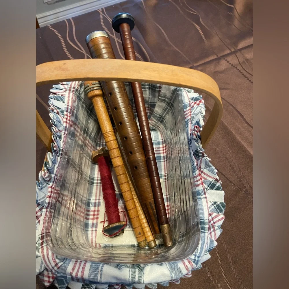 Longaberger basket 2005, comes with vintage wooden bobbin spools (6 spools)